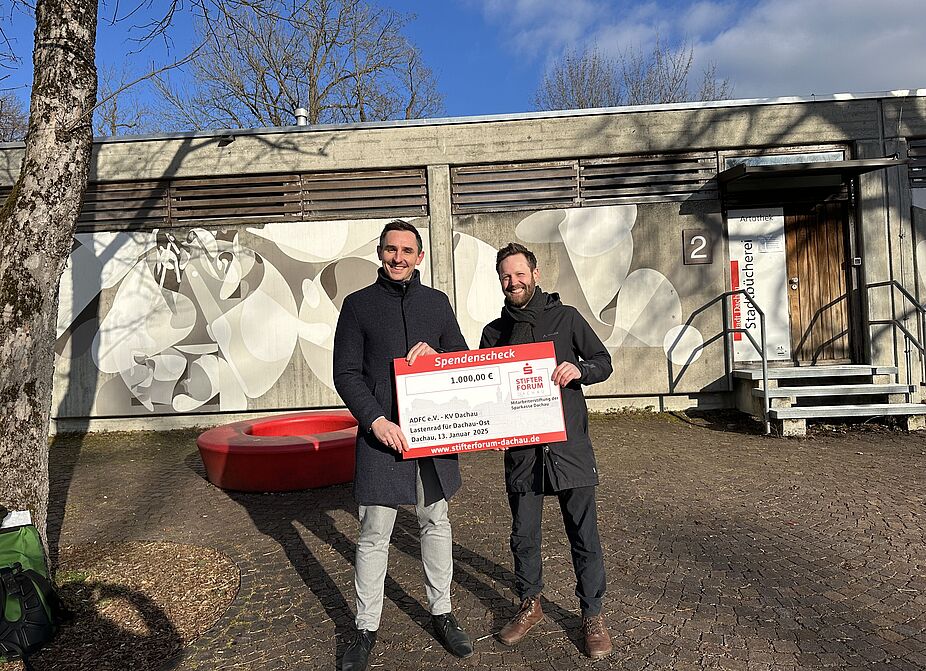 Matthias Burgstaller (r.) überreicht Simon Schories die Spende der Mitarbeiterstiftung der Sparkasse Dachau