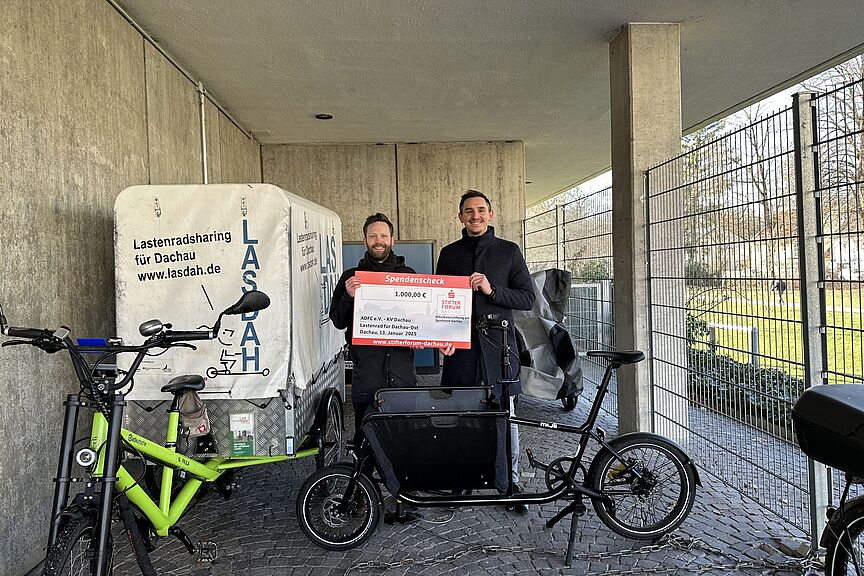 Matthias Burgstaller (r.) überreicht Simon Schories die Spende der Mitarbeiterstiftung der Sparkasse Dachau Matthias Burgstaller (r.) überreicht Simon Schories die Spende der Mitarbeiterstiftung der Sparkasse Dachau über 1.000 Euro.