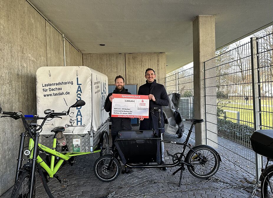Matthias Burgstaller (r.) überreicht Simon Schories die Spende der Mitarbeiterstiftung der Sparkasse Dachau Matthias Burgstaller (r.) überreicht Simon Schories die Spende der Mitarbeiterstiftung der Sparkasse Dachau über 1.000 Euro.