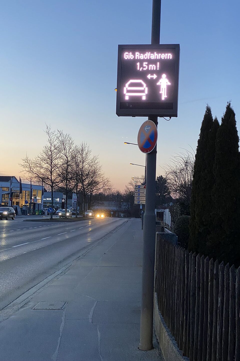 Radar Display Münchner Straße Radar Display mit Überholabstandsinformation