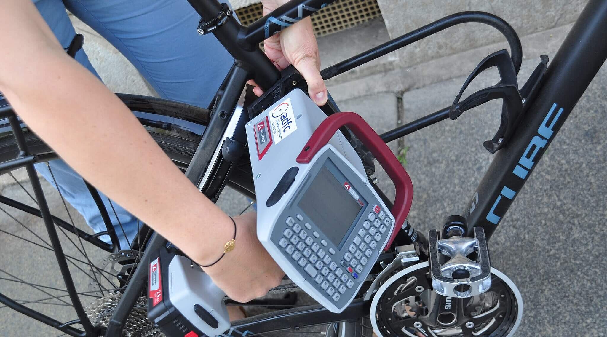 Ein Fahrrad wird codiert.