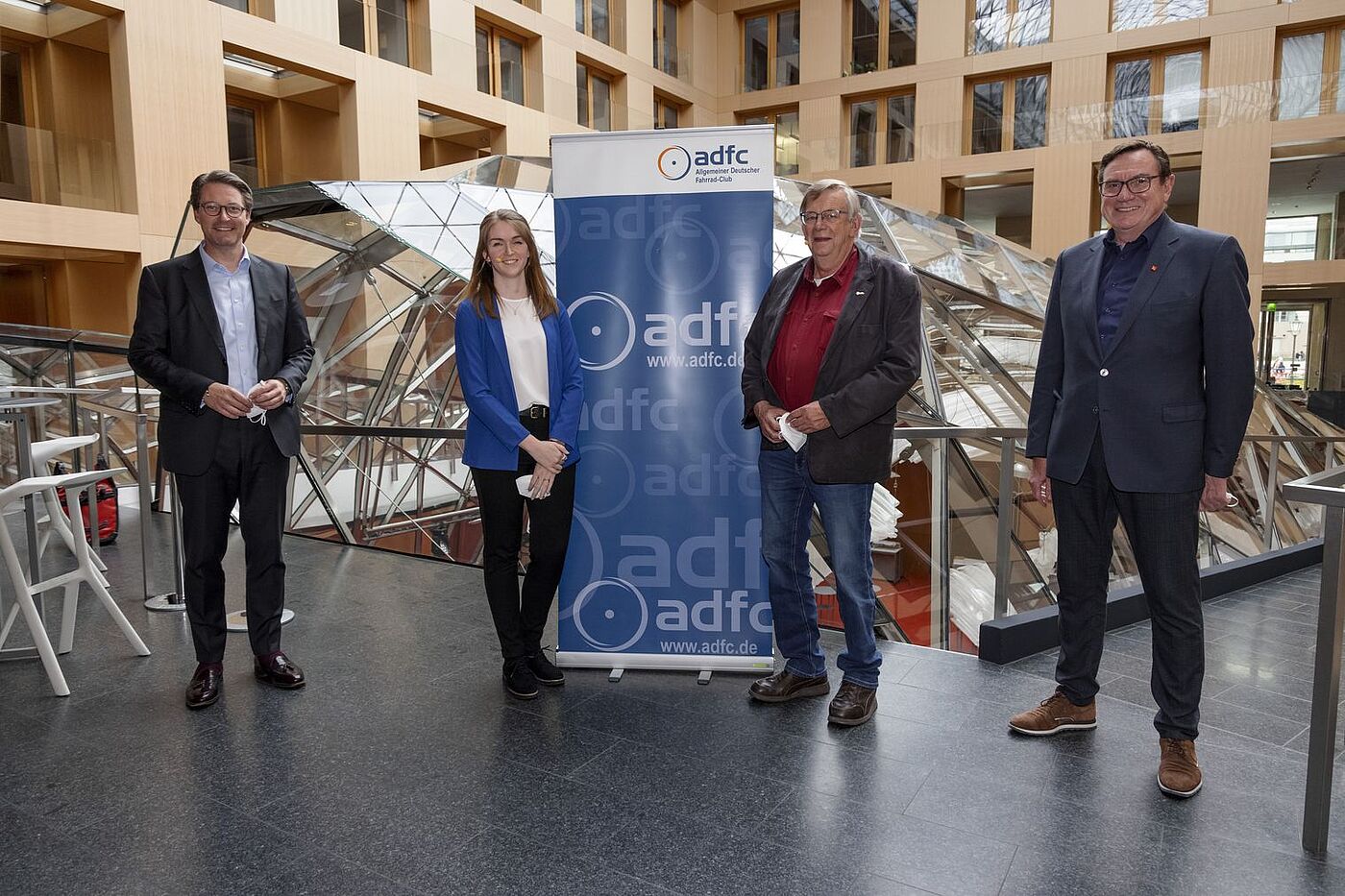 Parlamentarischer Abend So geht #Fahrradland: Bundesverkehrsminister Andreas Scheuer (CSU) und vom ADFC Rebecca Peters, Ludger Koopmann und Ulrich Syberg (v.l.n.r.). Parlamentarischer Abend So geht #Fahrradland: Bundesverkehrsminister Andreas Scheuer (CSU) und vom ADFC Rebecca Peters, Ludger Koopmann und Ulrich Syberg (v.l.n.r.).