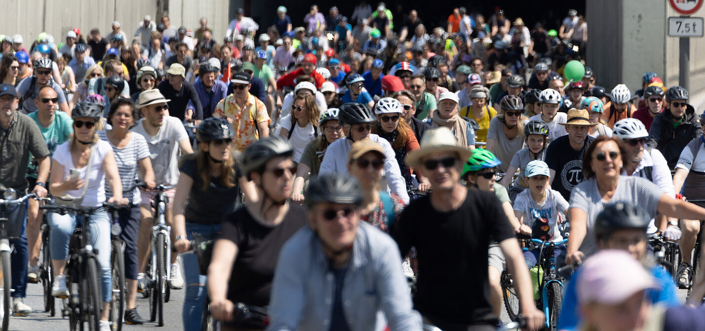 Radfahrende auf der Autobahn zur ADFC-Sternfahrt Berlin