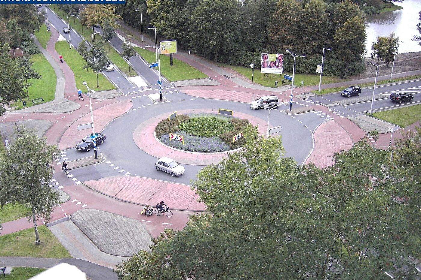 Kreisverkehr nach niederländischem Vorbild Bild zeigt einen Kreisverkehr von oben mit getrennter Führung für Radfahrer*innen